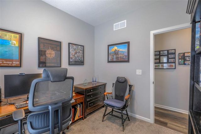 100 N McGee Street, Tonganoxie, KS 66086