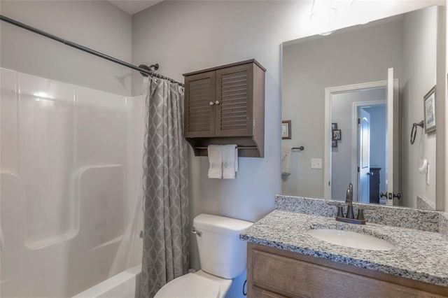 100 N McGee Street, Tonganoxie, KS 66086