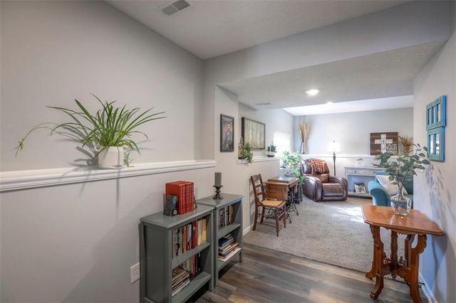 100 N McGee Street, Tonganoxie, KS 66086