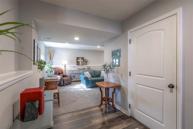 100 N McGee Street, Tonganoxie, KS 66086