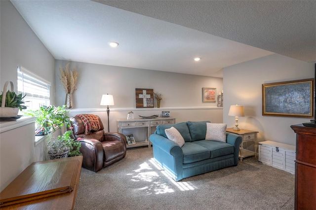 100 N McGee Street, Tonganoxie, KS 66086