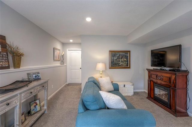 100 N McGee Street, Tonganoxie, KS 66086