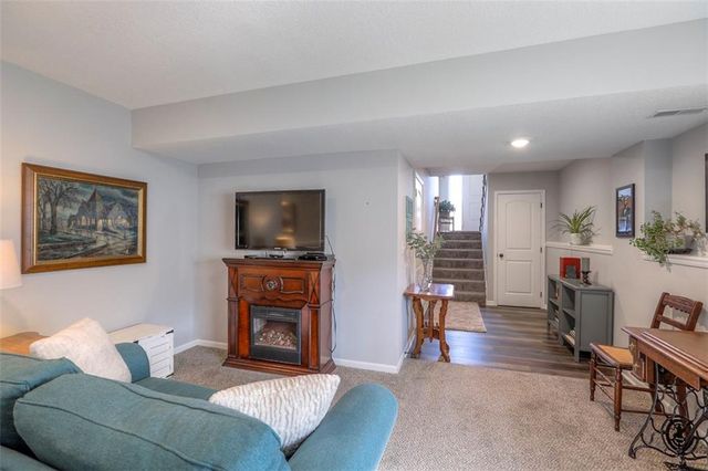 100 N McGee Street, Tonganoxie, KS 66086