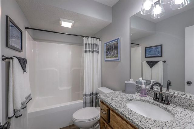 100 N McGee Street, Tonganoxie, KS 66086