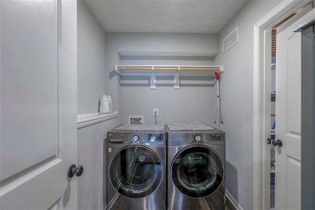 100 N McGee Street, Tonganoxie, KS 66086