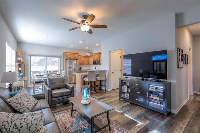 100 N McGee Street, Tonganoxie, KS 66086