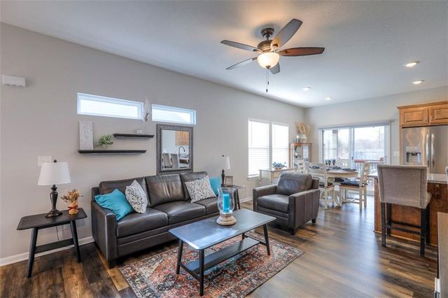 100 N McGee Street, Tonganoxie, KS 66086