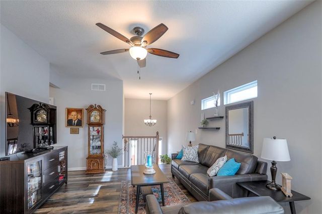 100 N McGee Street, Tonganoxie, KS 66086