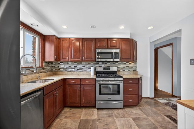 918 Willow Glen Dr, Bethel Park, PA 15102