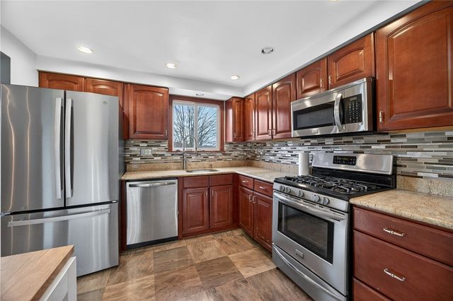 918 Willow Glen Dr, Bethel Park, PA 15102