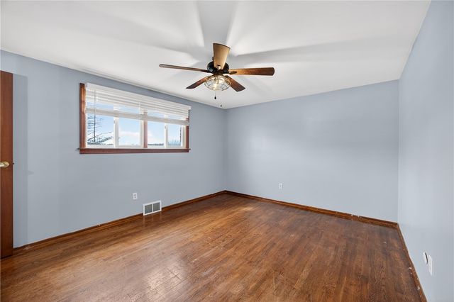 918 Willow Glen Dr, Bethel Park, PA 15102