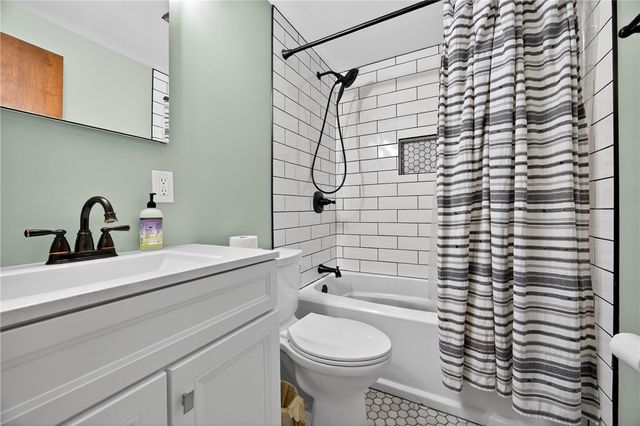 918 Willow Glen Dr, Bethel Park, PA 15102