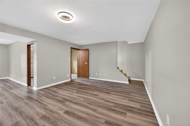 918 Willow Glen Dr, Bethel Park, PA 15102