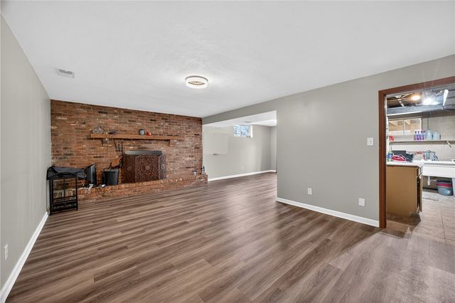 918 Willow Glen Dr, Bethel Park, PA 15102