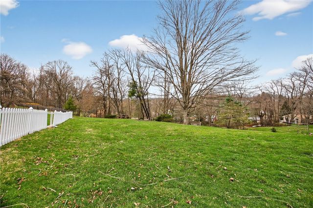 918 Willow Glen Dr, Bethel Park, PA 15102