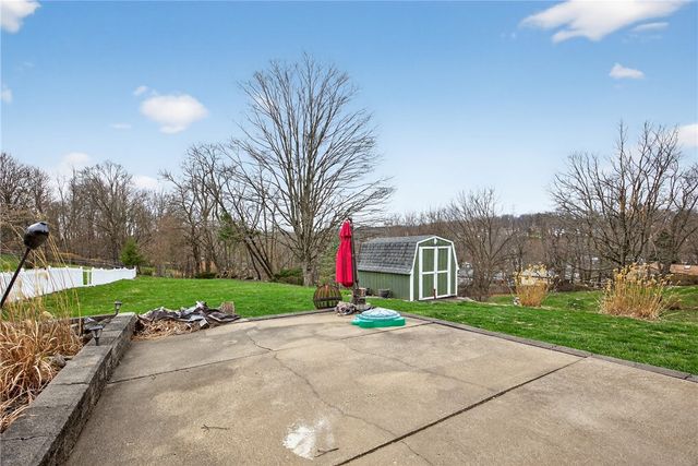 918 Willow Glen Dr, Bethel Park, PA 15102