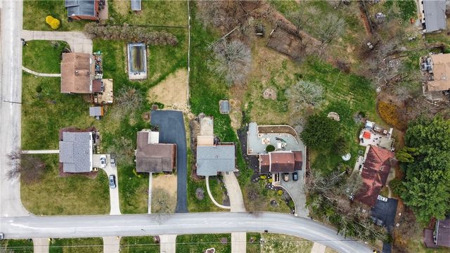 918 Willow Glen Dr, Bethel Park, PA 15102