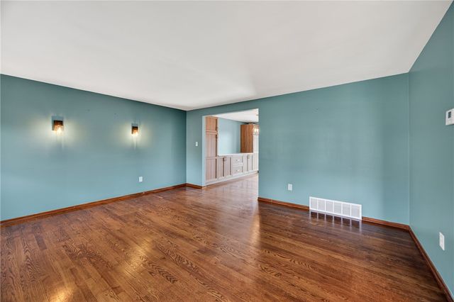 918 Willow Glen Dr, Bethel Park, PA 15102