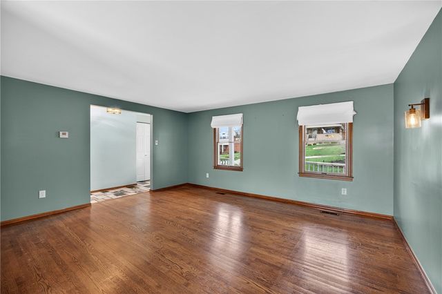 918 Willow Glen Dr, Bethel Park, PA 15102