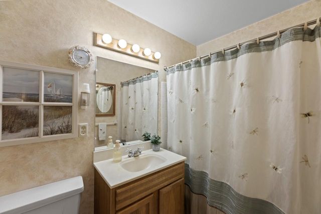 1482 S Coachlight DRIVE, New Berlin, WI 53151