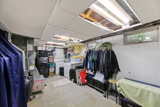 1482 S Coachlight DRIVE, New Berlin, WI 53151