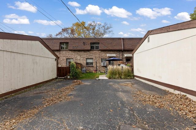 1482 S Coachlight DRIVE, New Berlin, WI 53151