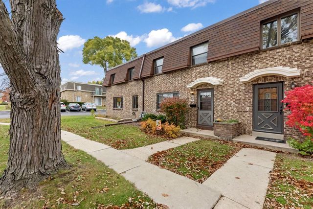 1482 S Coachlight DRIVE, New Berlin, WI 53151