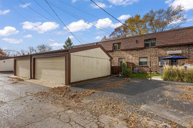 1482 S Coachlight DRIVE, New Berlin, WI 53151