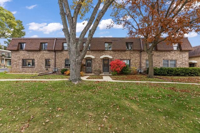 1482 S Coachlight DRIVE, New Berlin, WI 53151