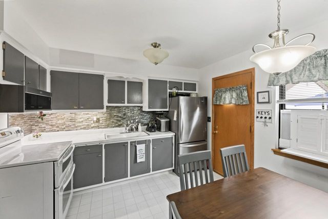 1482 S Coachlight DRIVE, New Berlin, WI 53151