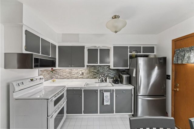 1482 S Coachlight DRIVE, New Berlin, WI 53151