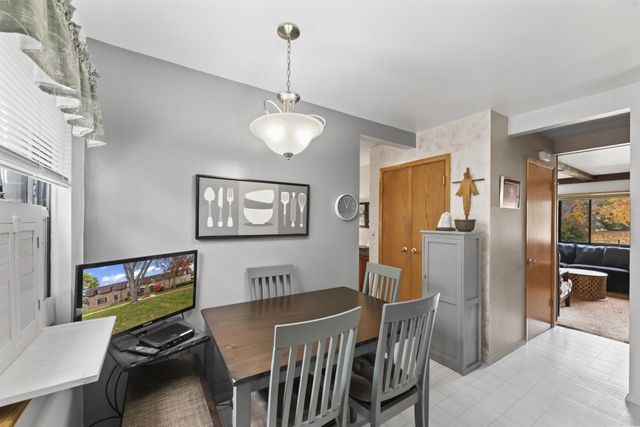 1482 S Coachlight DRIVE, New Berlin, WI 53151