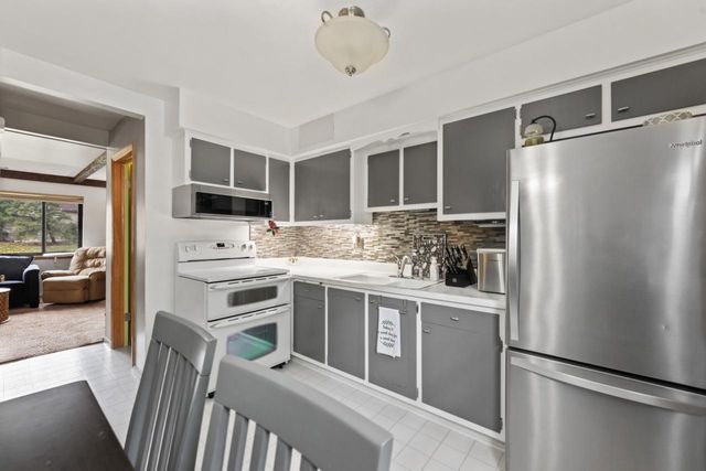 1482 S Coachlight DRIVE, New Berlin, WI 53151