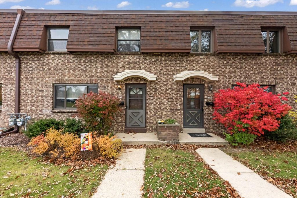 1482 S Coachlight DRIVE, New Berlin, WI 53151