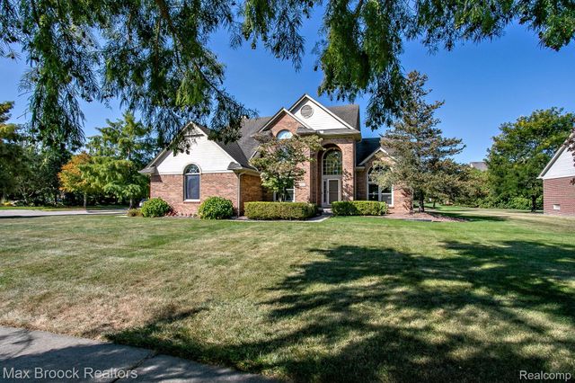 6817 Woodcrest Drive, Troy, MI 48098