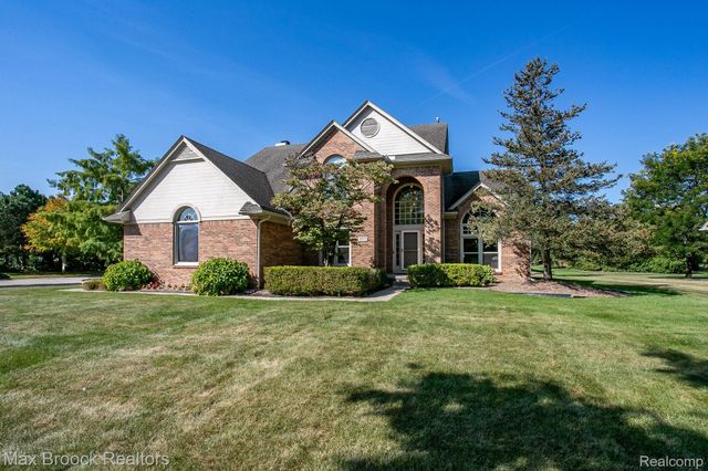 6817 Woodcrest Drive, Troy, MI 48098