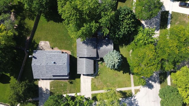 725 Old Post Road, Buffalo Grove, IL 60089