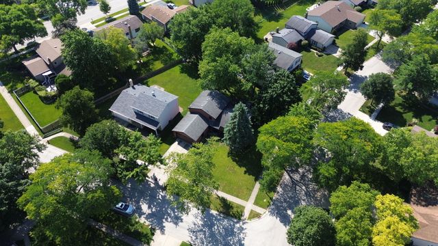 725 Old Post Road, Buffalo Grove, IL 60089