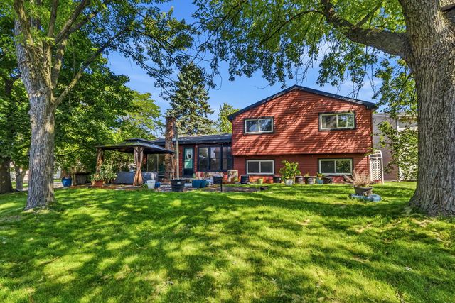 725 Old Post Road, Buffalo Grove, IL 60089