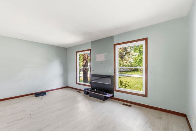 725 Old Post Road, Buffalo Grove, IL 60089