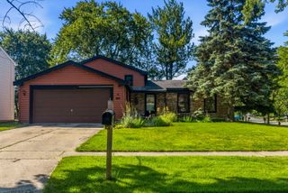 725 Old Post Road, Buffalo Grove, IL 60089