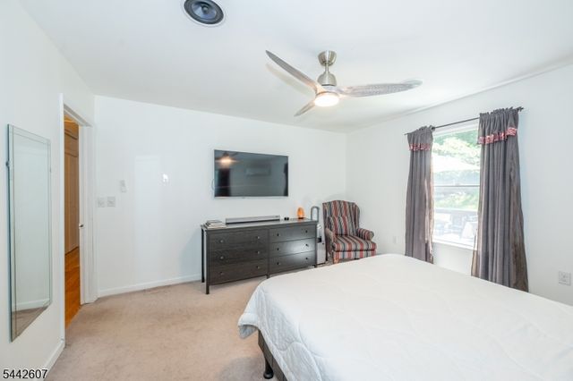 335 Elmira Trl, Hopatcong Boro, NJ 07843