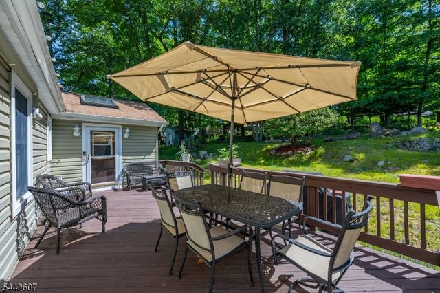 335 Elmira Trl, Hopatcong Boro, NJ 07843