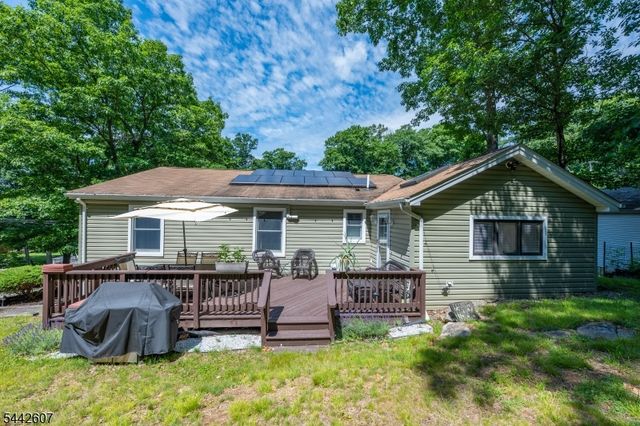 335 Elmira Trl, Hopatcong Boro, NJ 07843
