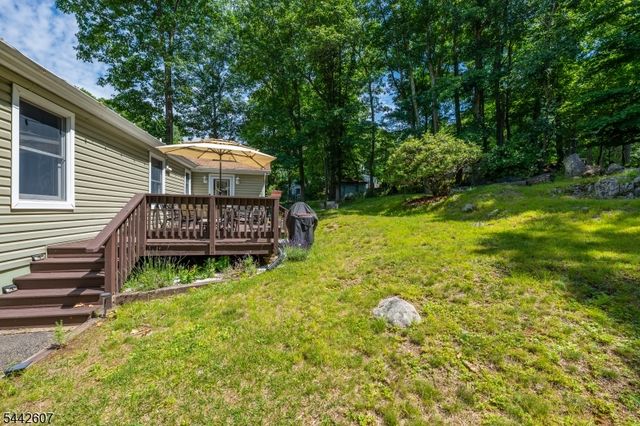 335 Elmira Trl, Hopatcong Boro, NJ 07843