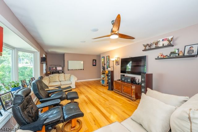 335 Elmira Trl, Hopatcong Boro, NJ 07843