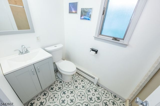 335 Elmira Trl, Hopatcong Boro, NJ 07843