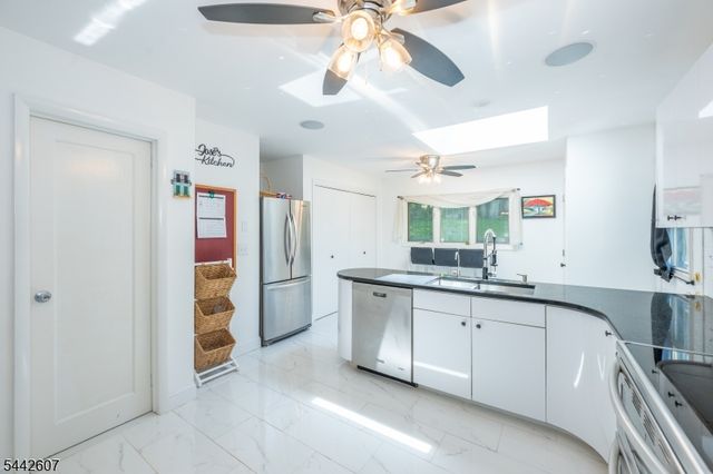 335 Elmira Trl, Hopatcong Boro, NJ 07843