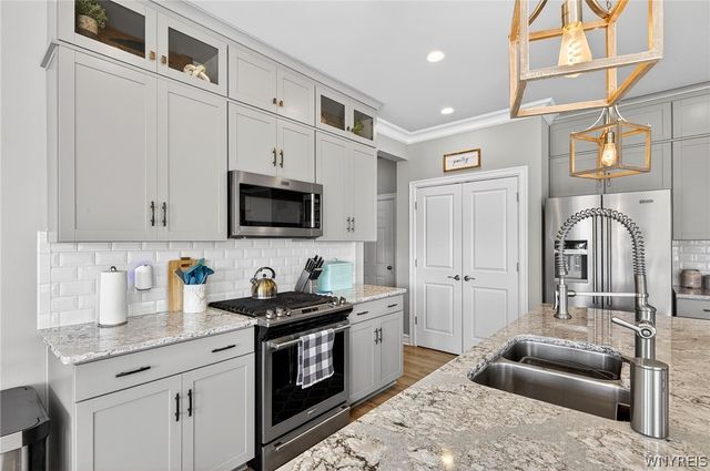 8 Weathersfield Ln, Lancaster, NY 14086