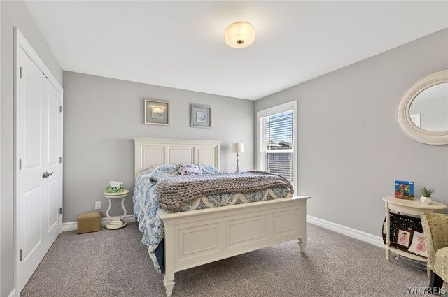 8 Weathersfield Ln, Lancaster, NY 14086
